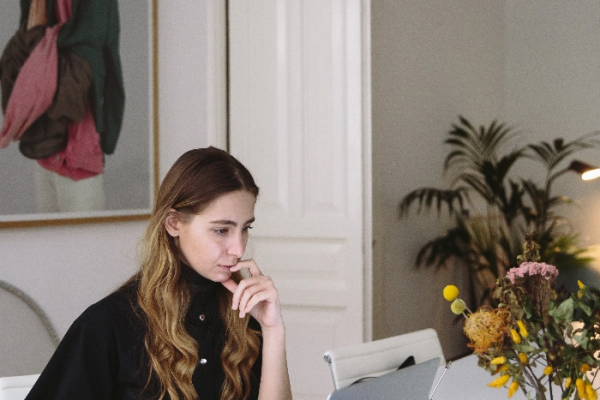 photo-of-woman-using-laptop-3747446@2x